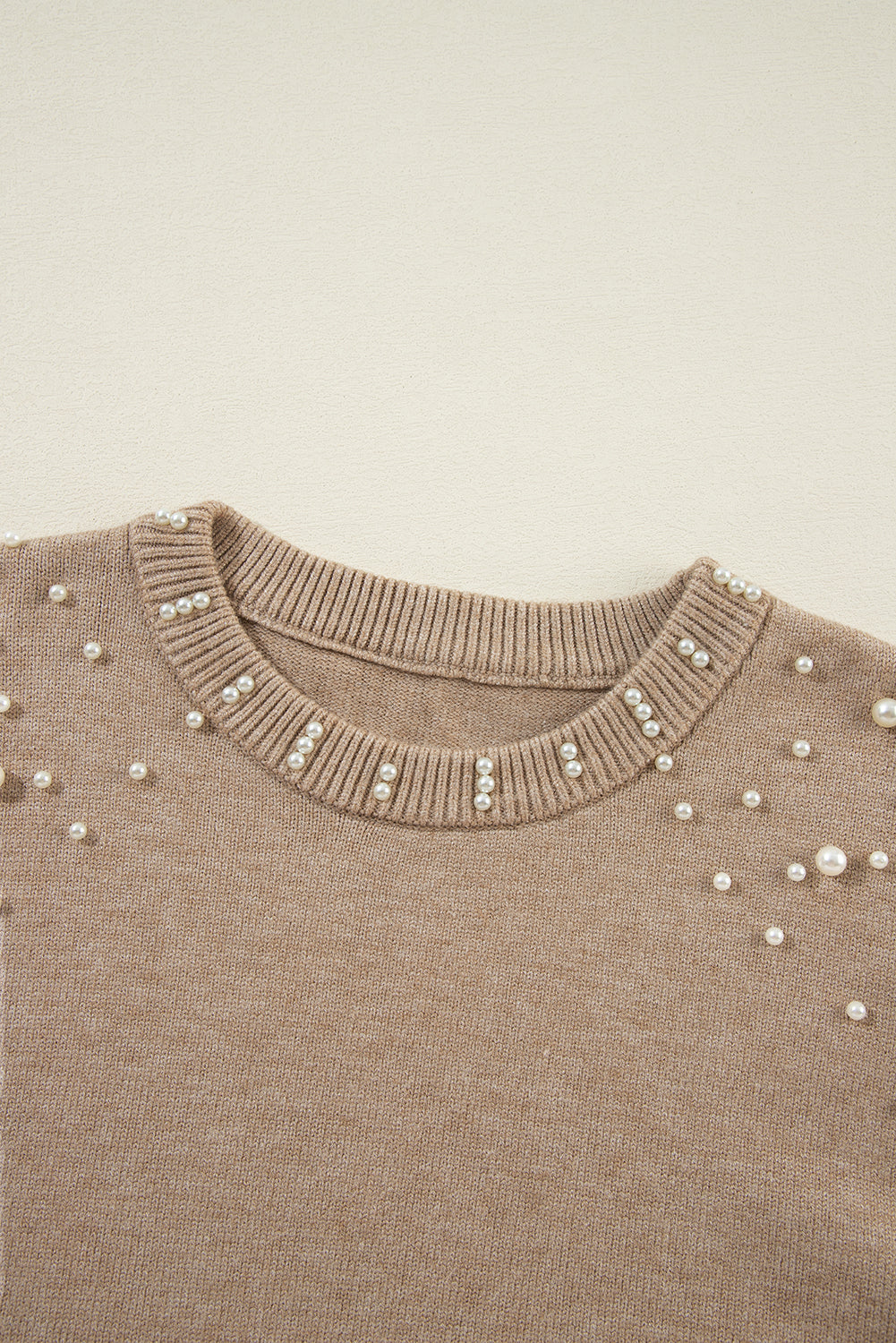 Rauchgrauer Pullover mit Perlenbesatz und überschnittener Schulterpartie und Rundhalsausschnitt