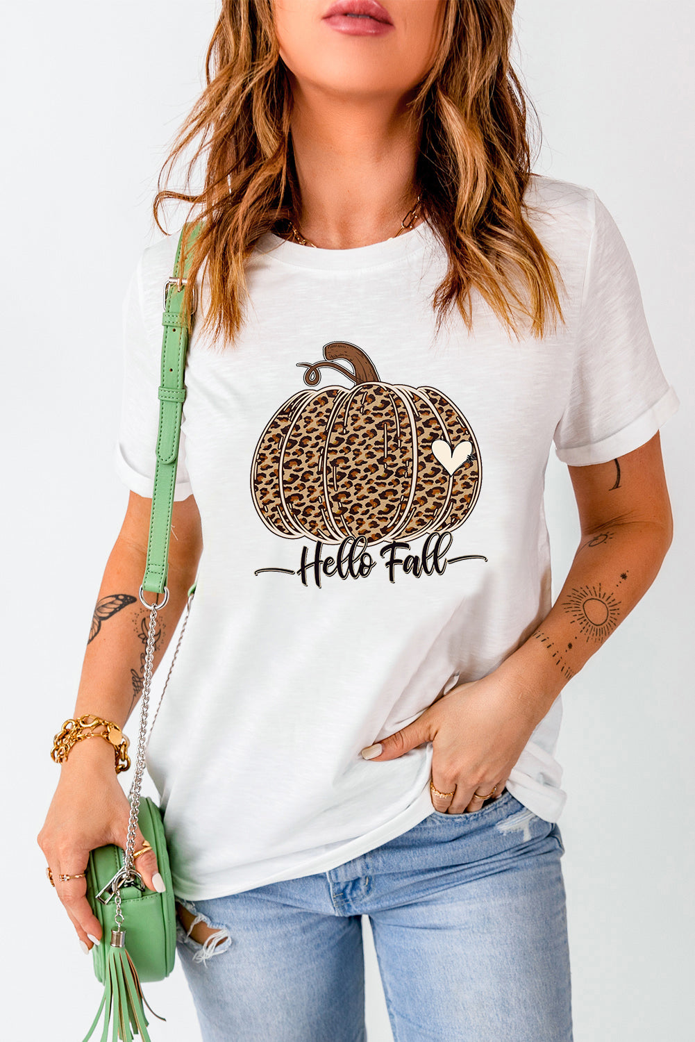 Weißes T-Shirt mit „Hello Fall“-Print und Leoparden-Kürbis-Motiv