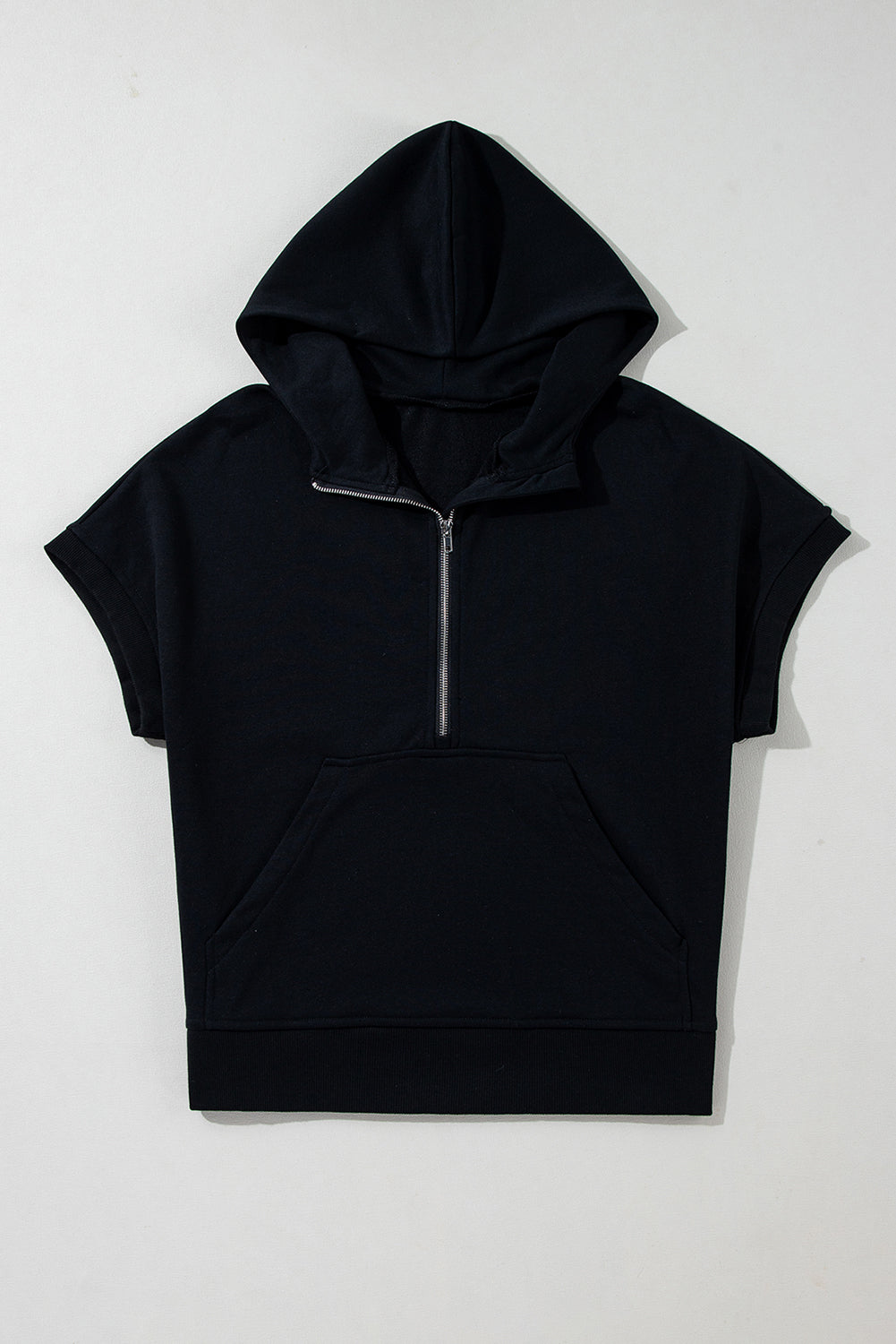 Schwarzer, kurzärmliger Hoodie mit halbem Reißverschluss und Kängurutasche