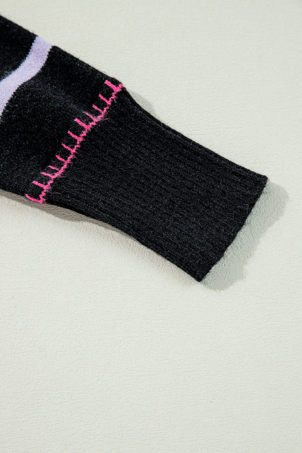 Schwarzer Pullover mit bunten Streifen und Rippenbesatz