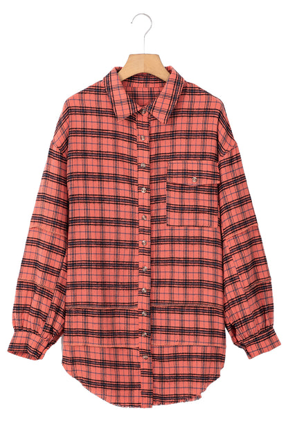 Rotes kariertes Langarmhemd mit seitlichem Schlitz und Used-Look-Saum