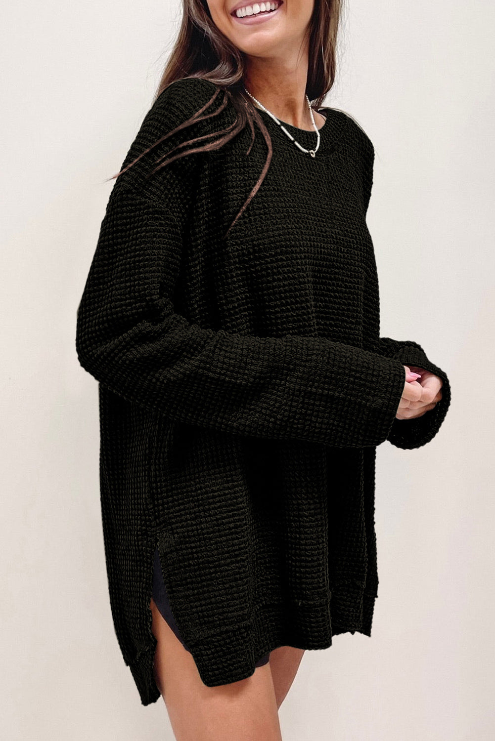 Schwarzes Oversize-Oberteil mit hohen Schlitzen und Waffelstrick