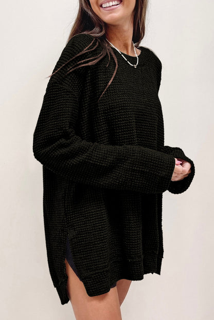 Schwarzes Oversize-Oberteil mit hohen Schlitzen und Waffelstrick