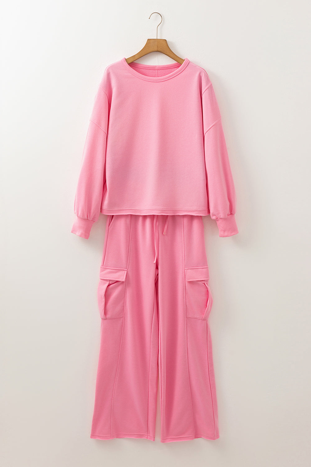 Set aus einfarbigem Patchwork-Pullover-Oberteil und Cargohose in Sachet-Rosa