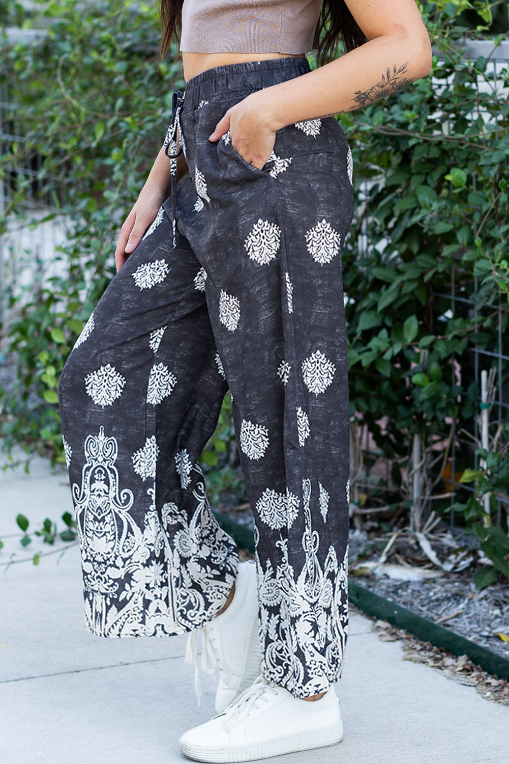 Schwarze Hose mit weitem Bein und Bohemien-Print