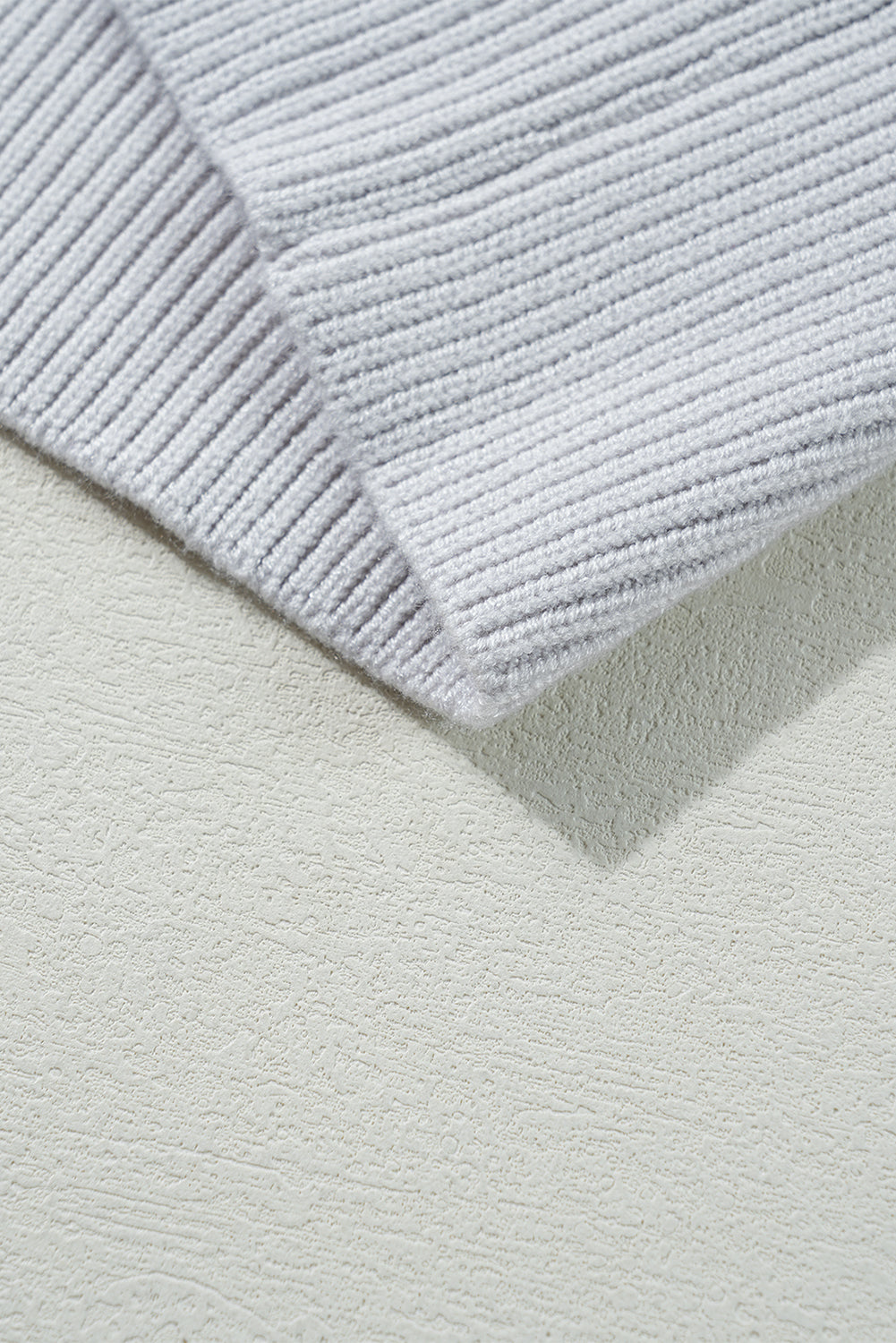 Khakifarbener Pullover mit Karomuster und geripptem Rand, Rundhalsausschnitt und überschnittenen Schultern
