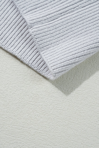 Khakifarbener Pullover mit Karomuster und geripptem Rand, Rundhalsausschnitt und überschnittenen Schultern