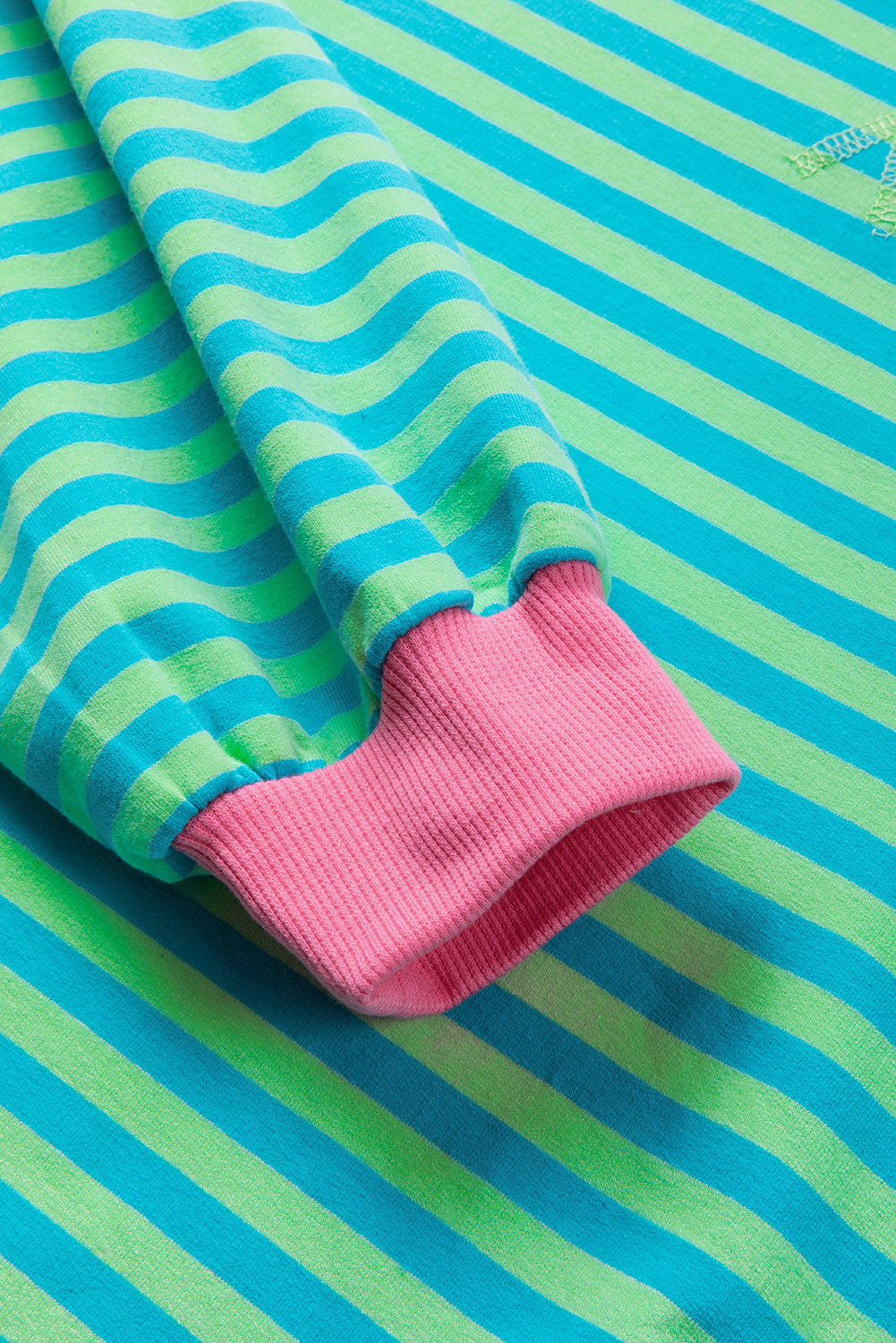 Übergroßes Pullover-Sweatshirt mit himmelblauen Streifen und Kontrastbesatz