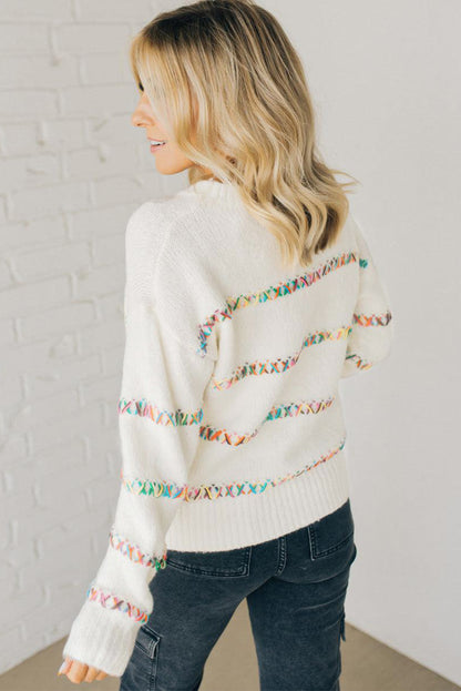 Weißer Pullover mit bunten Kreuzstichen und überschnittenen Schultern