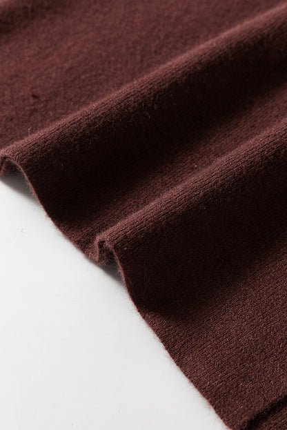 Kaffeebraunes, schmal geschnittenes Pulloverkleid mit Stehkragen und Seitenschlitz
