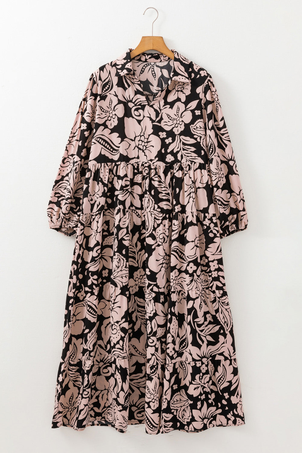 Schwarzes Maxikleid mit Blumenmuster und Kragen in Übergröße