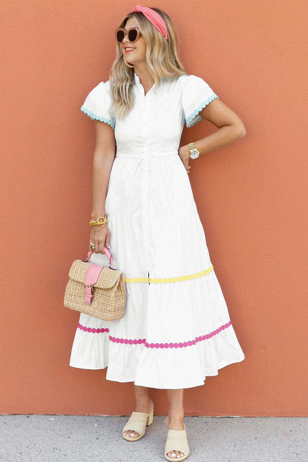 Weißes, kurzärmliges, langes Kleid mit Farbblock-Zickzack-Besatz und Kordelzug in der Taille