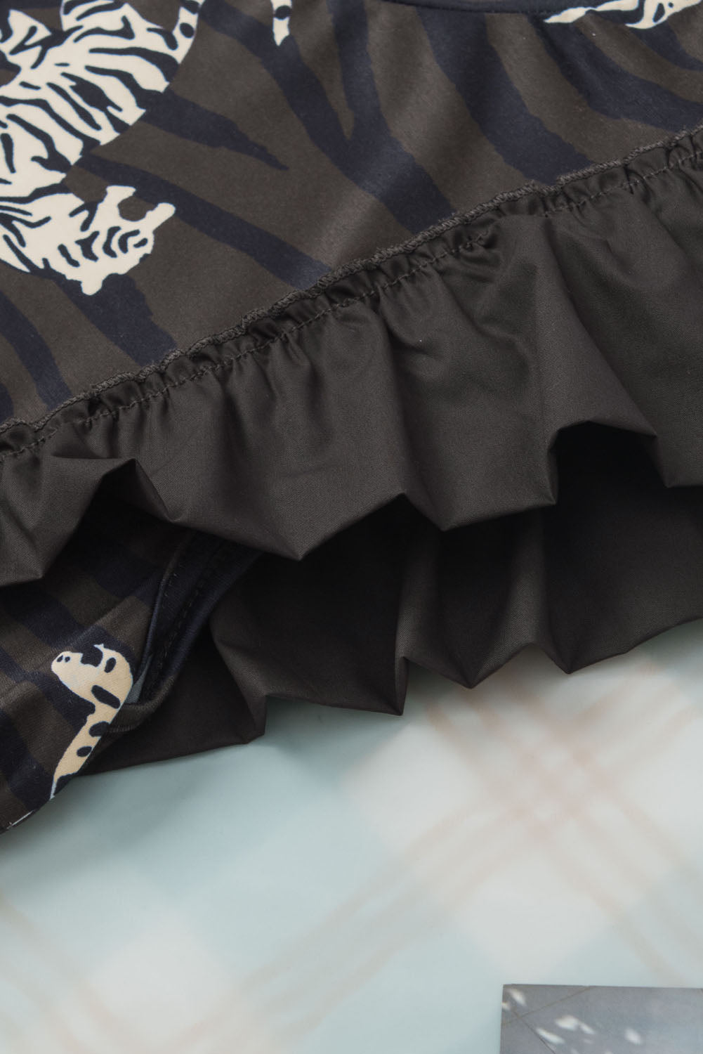 Schwarzes, stylisches Oberteil mit Rüschenärmeln und Animalprint