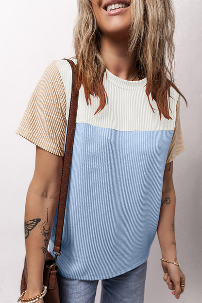 Hellblaues T-Shirt mit gerippter Struktur und Colorblock-Muster