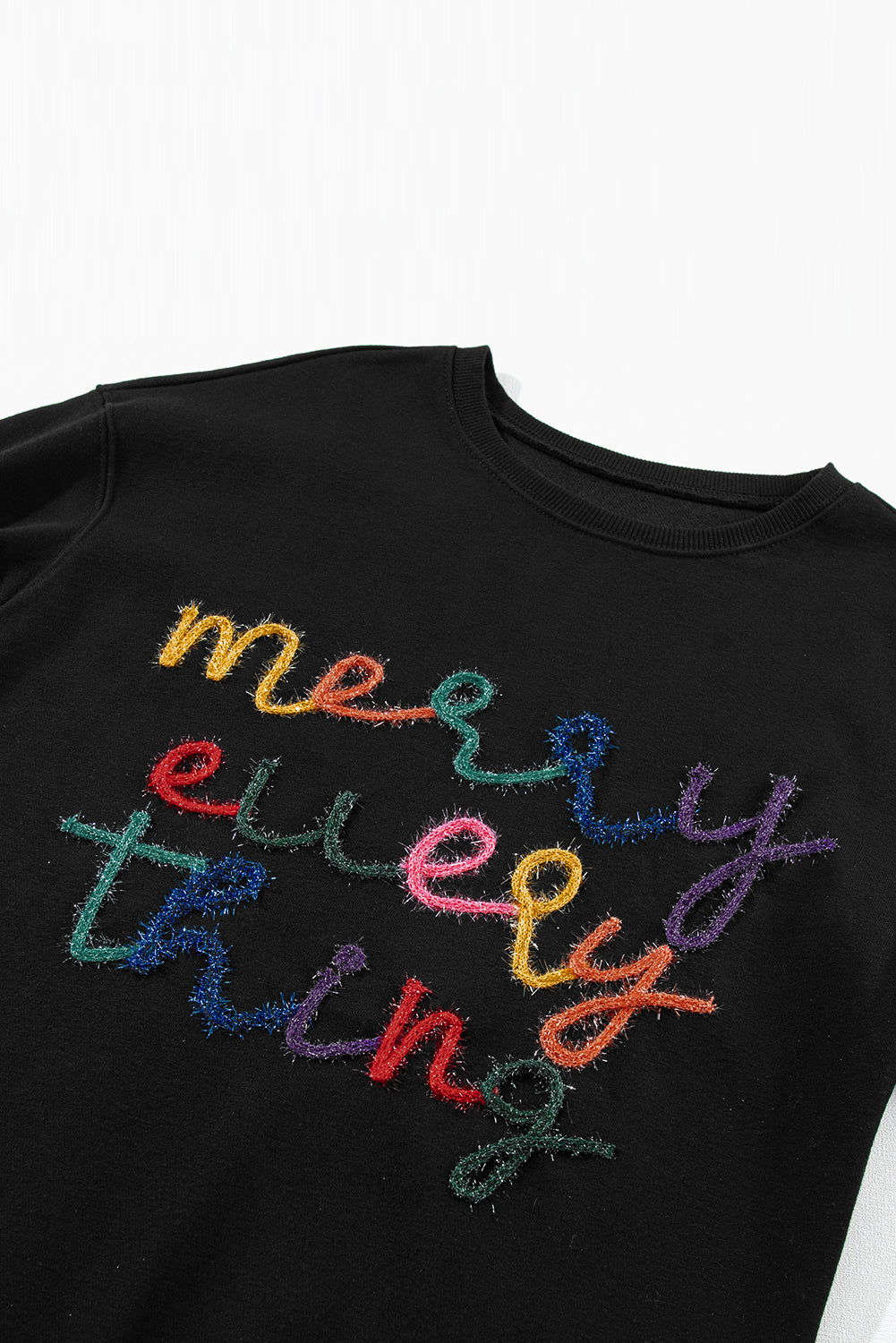 Schwarzes Sweatshirt mit „Merry Every Thing“-Lametta-Slogan