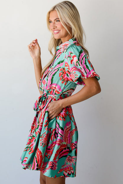 Grünes Minikleid mit abstraktem Print und hoher Taille und Knöpfen