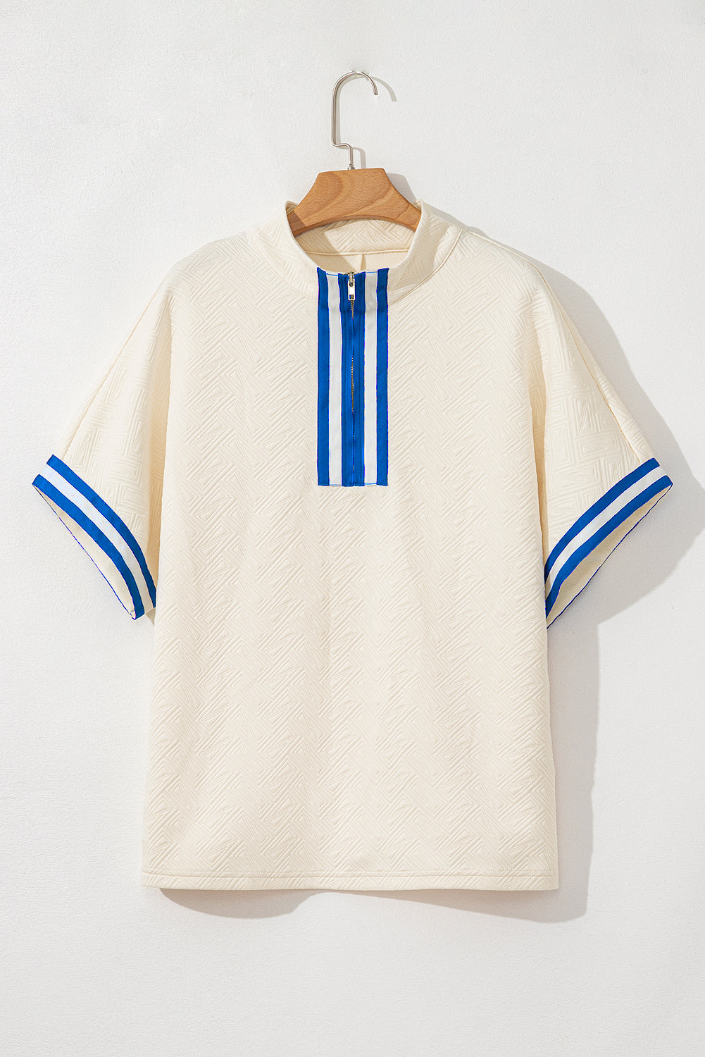 Weißes strukturiertes Varsity-Oberteil mit halbem Reißverschluss in Übergröße