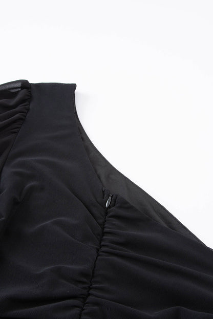 Schwarzes Langarm-Top mit One-Shoulder-Träger aus Netzstoff