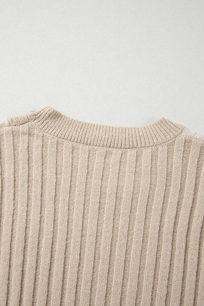 Khakifarbener Pullover mit Zopfmuster und Colorblock-Muster, Rundhalsausschnitt und überschnittener Schulter