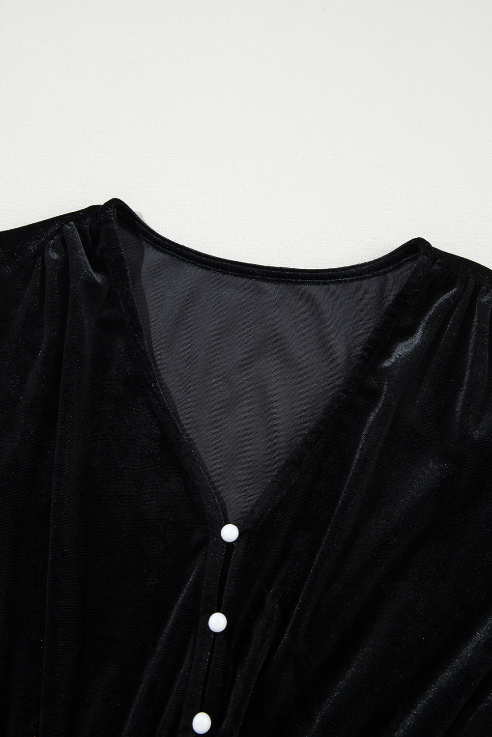 Schwarzes Midikleid aus Samt mit Knöpfen, Puffärmeln, V-Ausschnitt und Schlitz