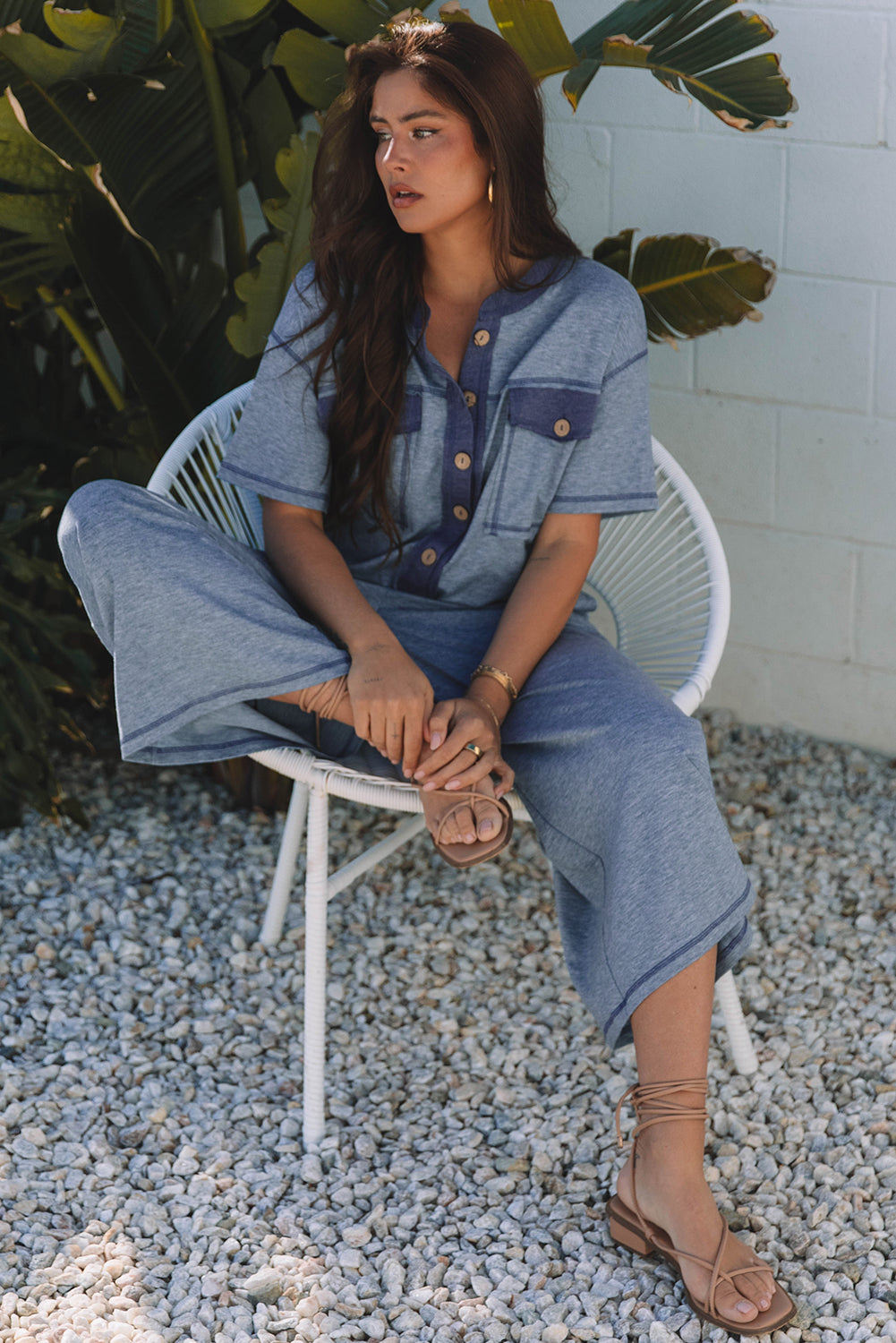 Beau Blue – Jumpsuit mit halber Knopfleiste und Brusttaschen, kurzärmlig und weitem Bein