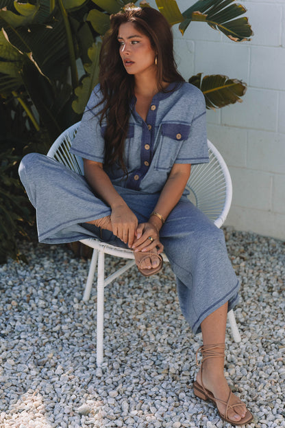 Beau Blue – Jumpsuit mit halber Knopfleiste und Brusttaschen, kurzärmlig und weitem Bein