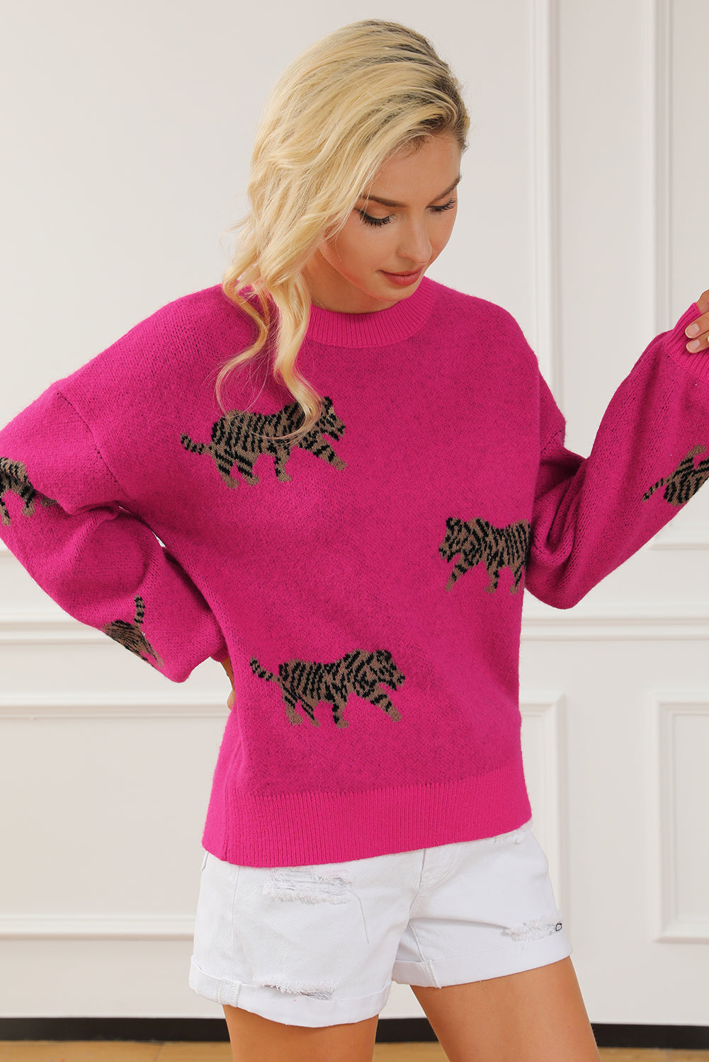 Rosaroter, lässiger Strickpullover mit wildem Tiermuster