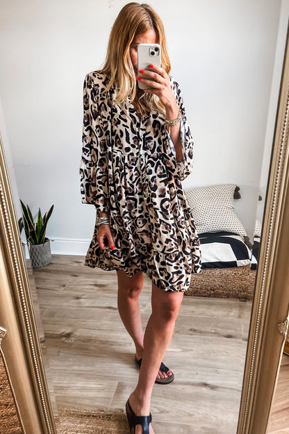 Schwarzes Kleid mit Leopardenmuster, geknöpfter Vorderseite und 3/4-Ärmeln, gestuftem Rüschensaum
