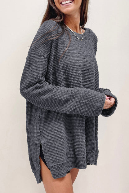 Graues Oversize-Oberteil mit hohen Schlitzen und Waffelstrick