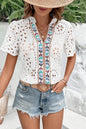 Weiße Bluse mit geometrischer Stickerei und Aussparung