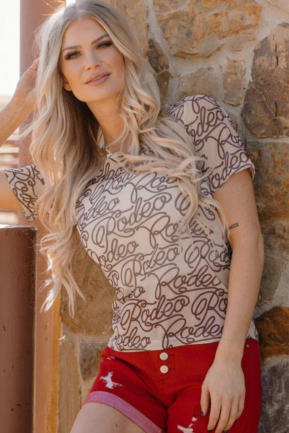 Braunes, schmal geschnittenes T-Shirt aus Netzstoff mit Rundhalsausschnitt und Rodeo-Print