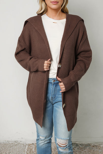 Braune Strickjacke mit grobem Strick und Reverskragen zum Knöpfen