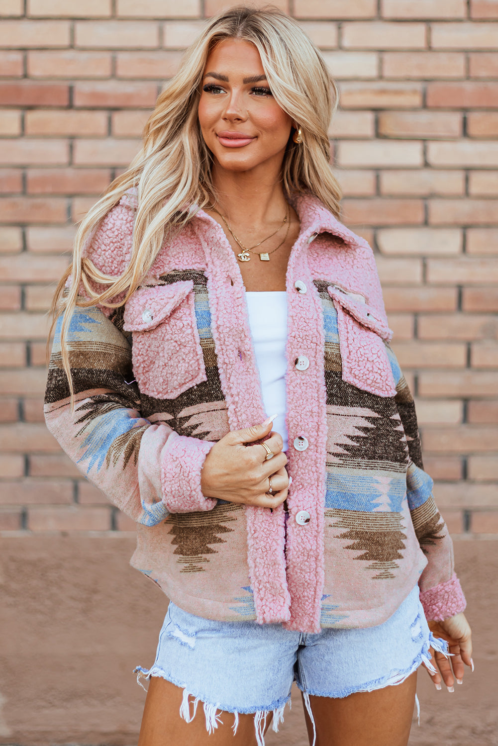 Rosa Sherpa-Mantel mit geknöpfter Pattentasche und Western-Aztekenmuster