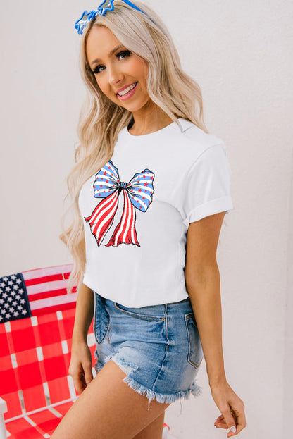 Weißes T-Shirt mit Streifen und Sternen und Schleifenmuster