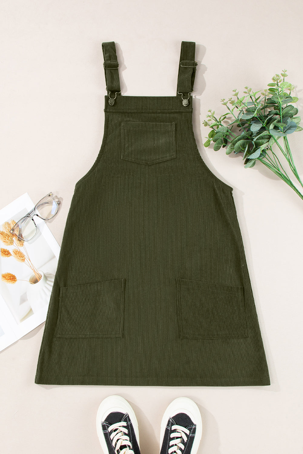 Vineyard Green – Ärmelloses Cord-Overallkleid mit einfarbigen Vordertaschen