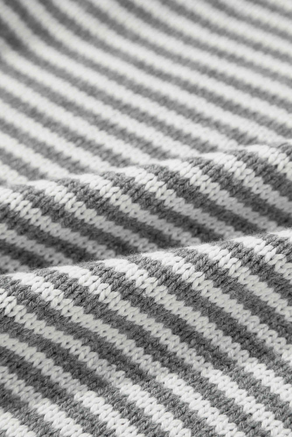 Grau gestreifter Pullover mit geometrisch strukturierter, überschnittener Schulter