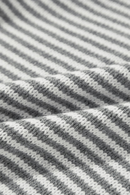 Grau gestreifter Pullover mit geometrisch strukturierter, überschnittener Schulter