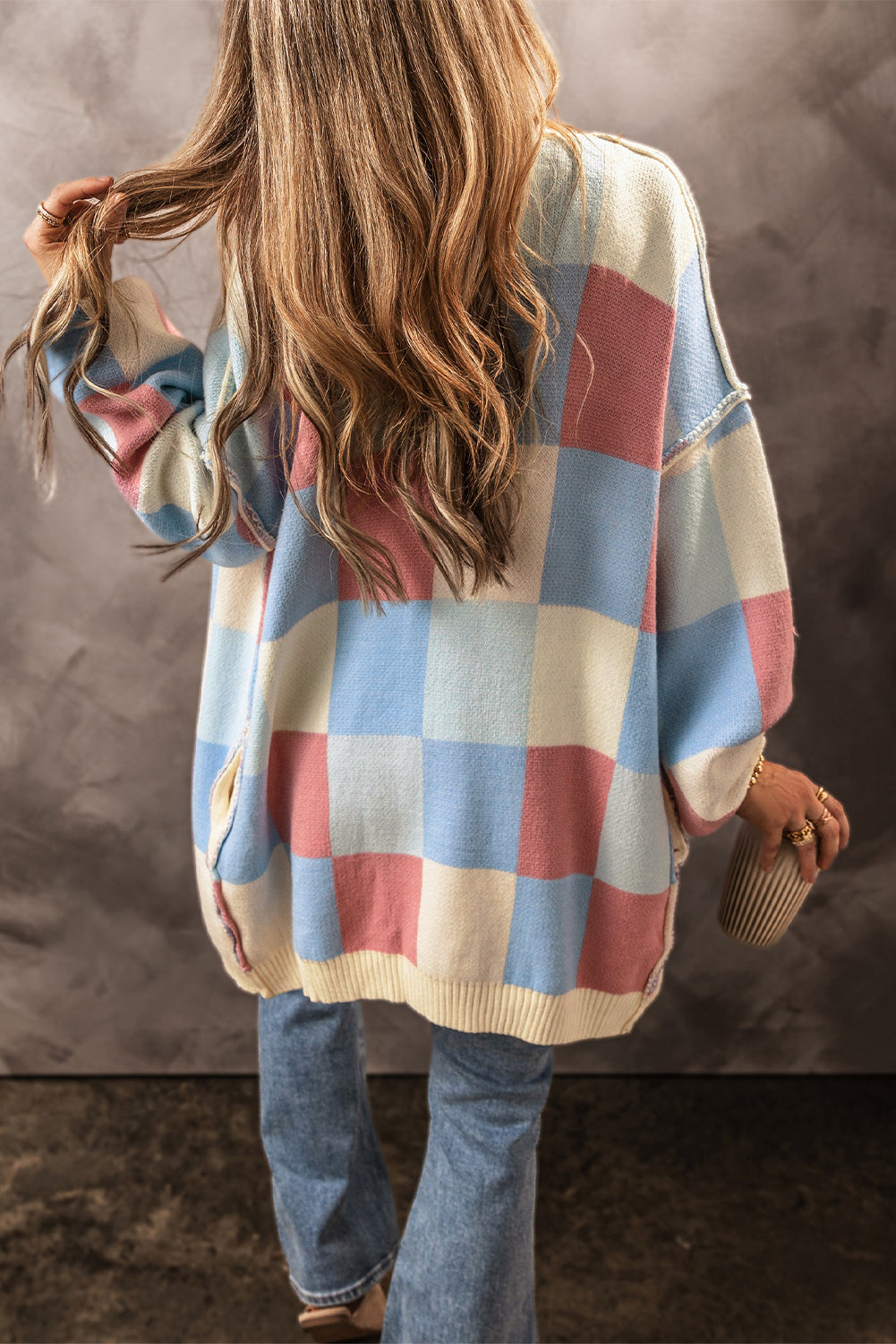 Hellblauer karierter Cardigan mit überschnittener Schulter und sichtbaren Nähten, vorne offen