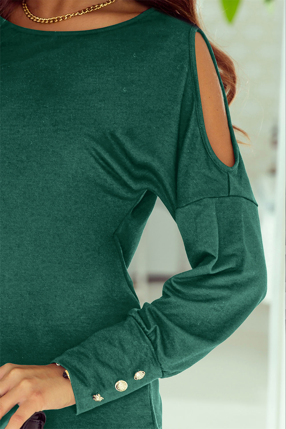 Grünes, asymmetrisches, langärmliges Oberteil mit Cut-Outs und Knöpfen