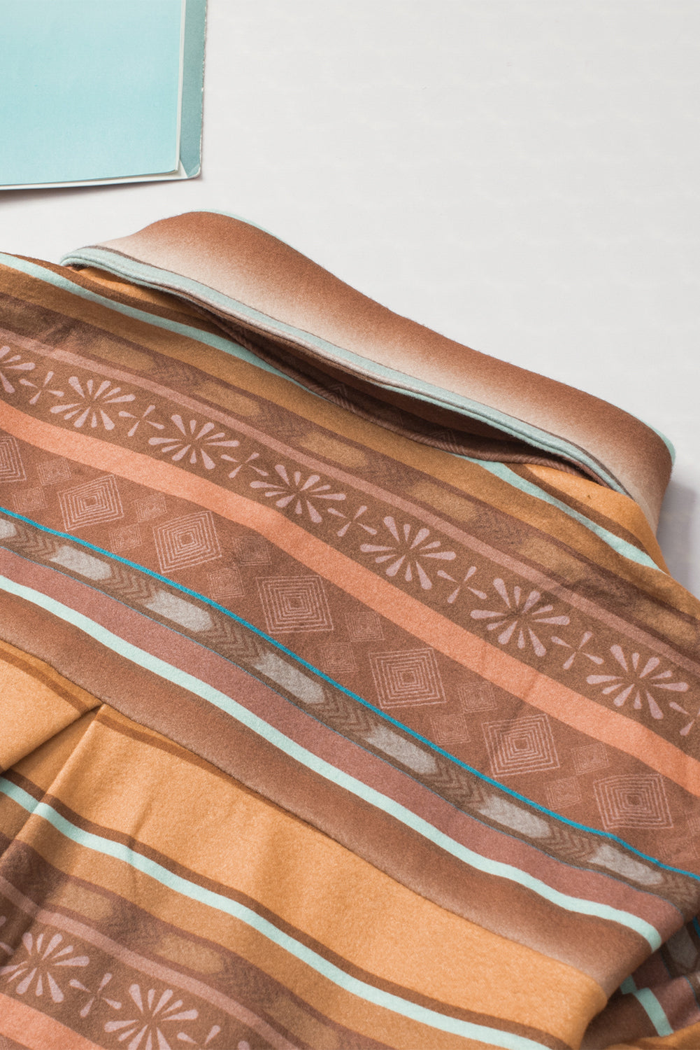 Braune Fleecejacke mit Western-Print