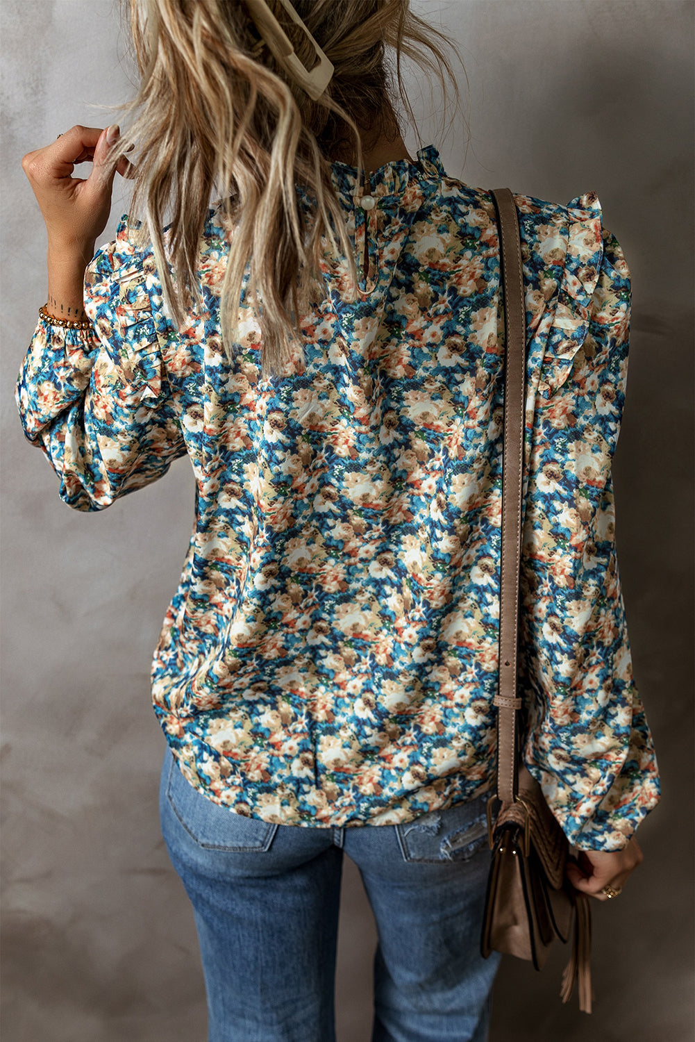 Himmelblaue Bluse mit Blumenmuster, Rüschen und Stehkragen sowie Puffärmeln