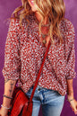 Burgunderrote Bluse mit Blumenmuster und gesmoktem Kragen und Schleife