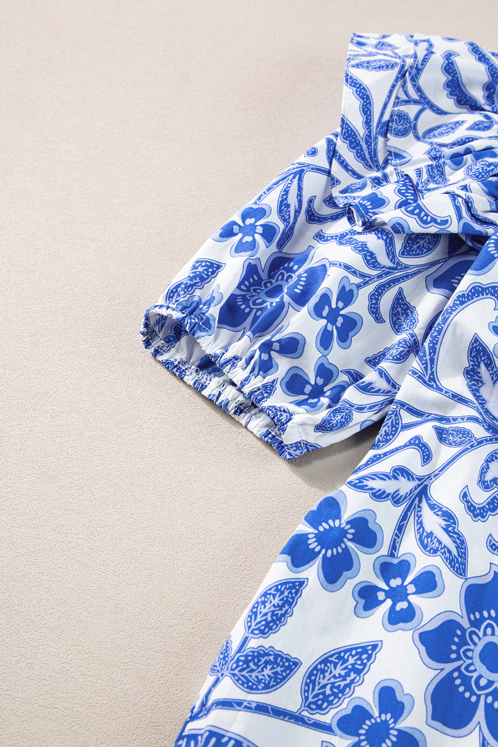 Dunkelblaue Bluse mit Blumenmuster und Rüschen und Puffärmeln