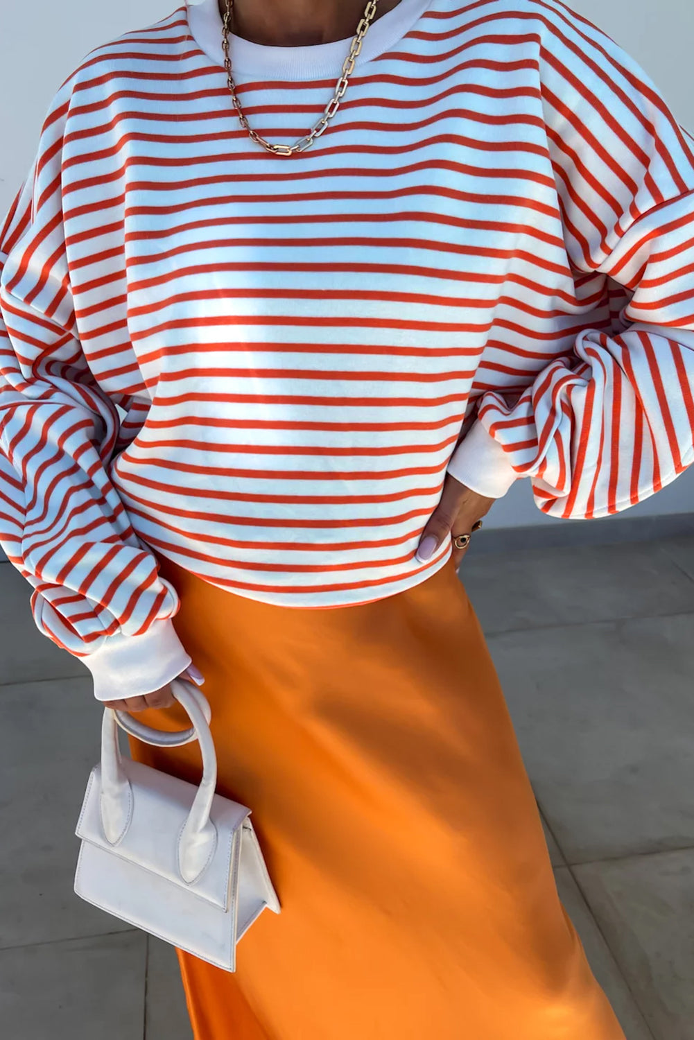 Orange gestreiftes, lockeres Sweatshirt mit überschnittener Schulter und Rundhalsausschnitt