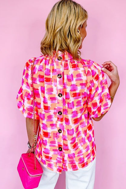 Rosa Bluse mit abstraktem Print und hohem Kragen, Knopfleiste hinten und Rüschen