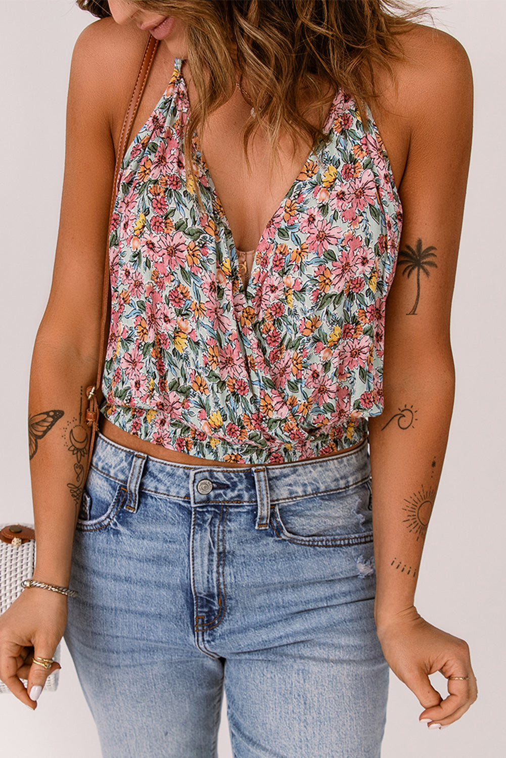 Mehrfarbiges, gewickeltes Tank-Crop-Top mit V-Ausschnitt und Blumenmuster