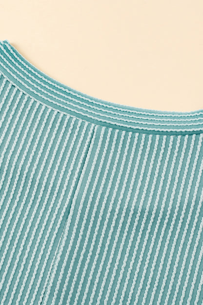 Aruba – Blaues, strukturiertes Minikleid mit Rüschen und Flatterärmeln