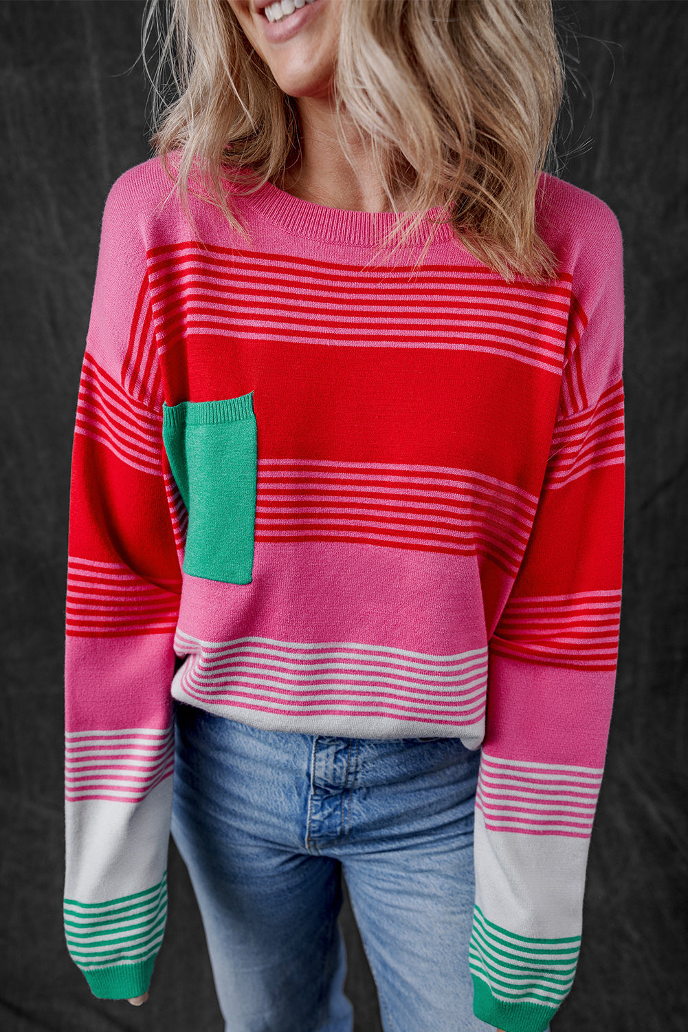 Rosa gestreifter Strickpullover mit aufgesetzten Taschen und überschnittener Schulter