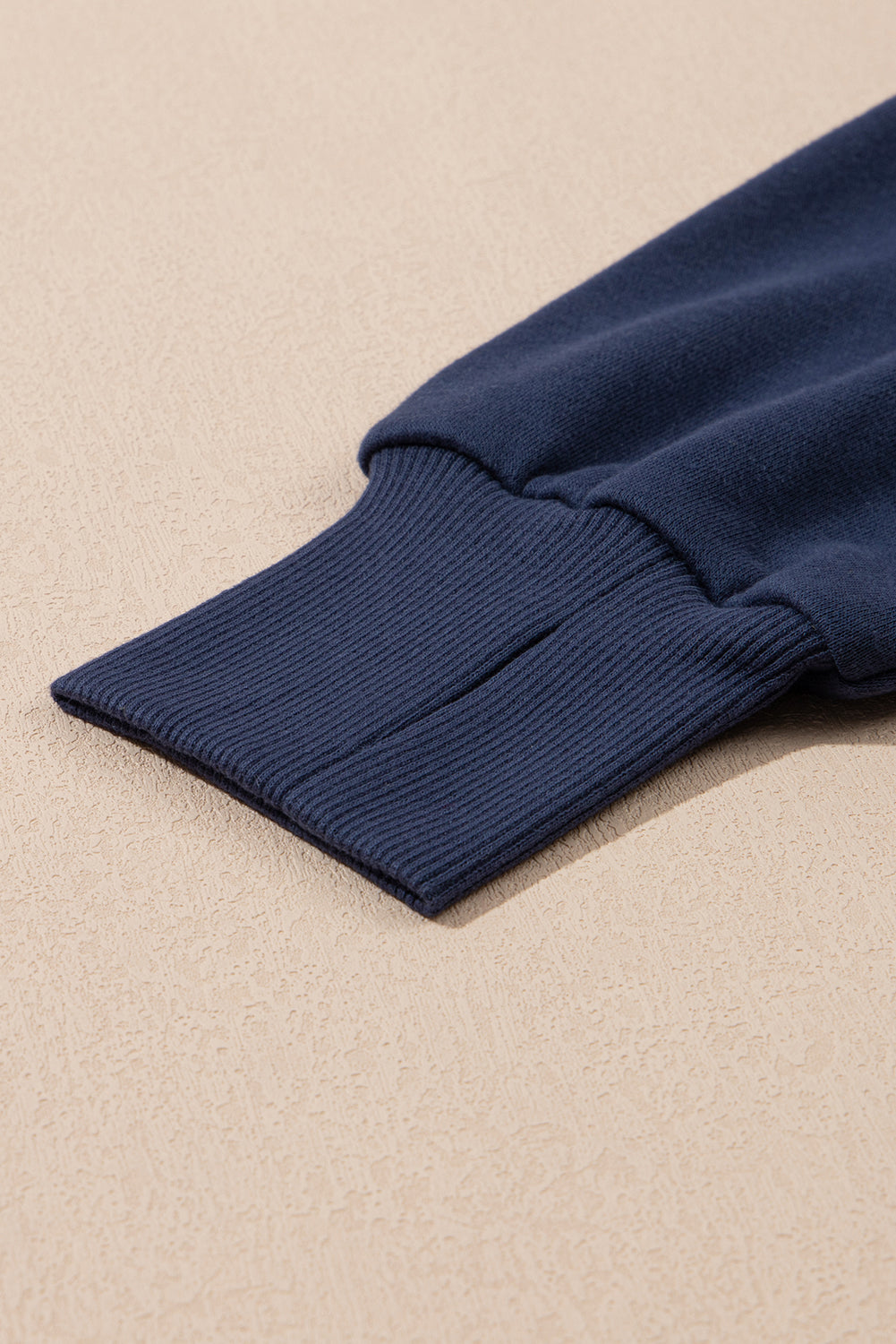 Gelbes Sweatshirt mit Farbblockdesign und Daumenlöchern an den Ärmeln sowie überschnittener Schulter