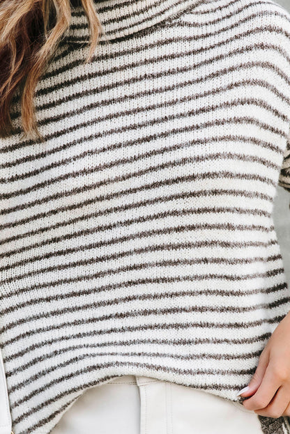 Khakifarbener, gestreifter Rollkragenpullover